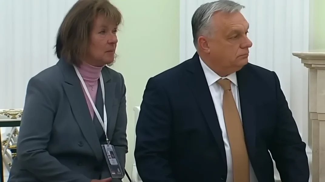 Прем'єр-міністр Угорщини Віктор Орбан зі своєю перекладачкою під час зустрічі з російським лідером володимиром путіним Прем'єр-міністр Угорщини Віктор Орбан зі своєю перекладачкою під час зустрічі з російським лідером володимиром путіним