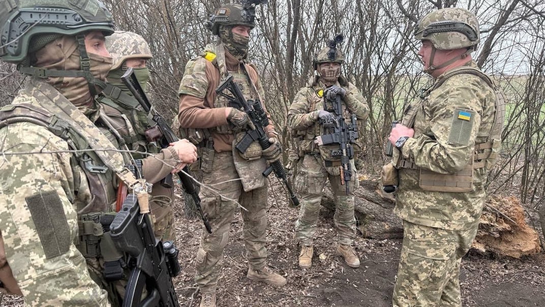Генерал-лейтенант Сергій Наєв спілкується з бійцями