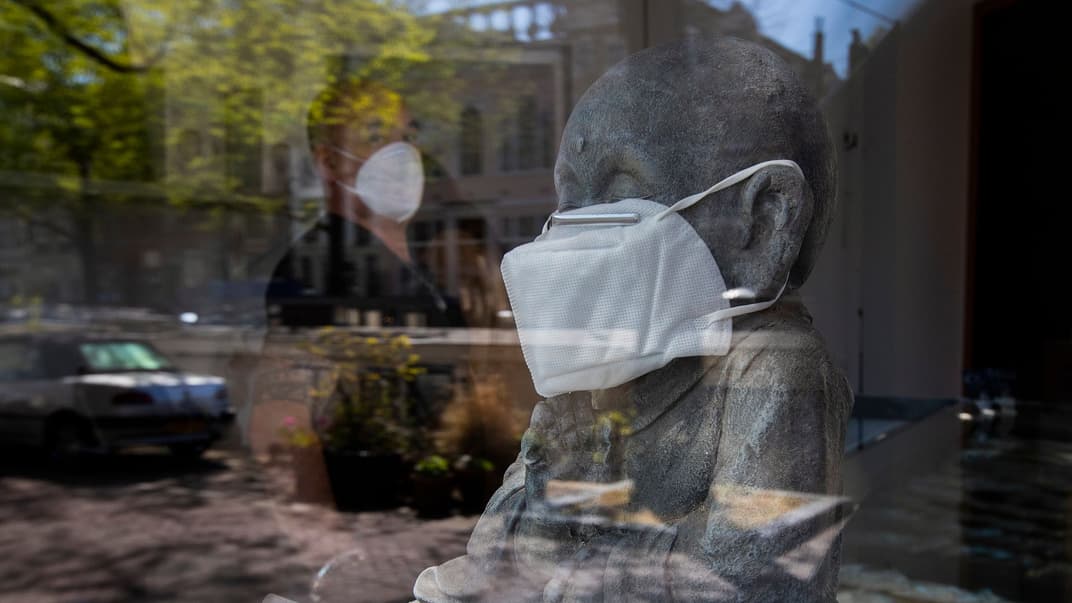 Респіратор класу захисту FFP2 на статуї у вітрині магазину в Амстердамі. Ілюстративне фото