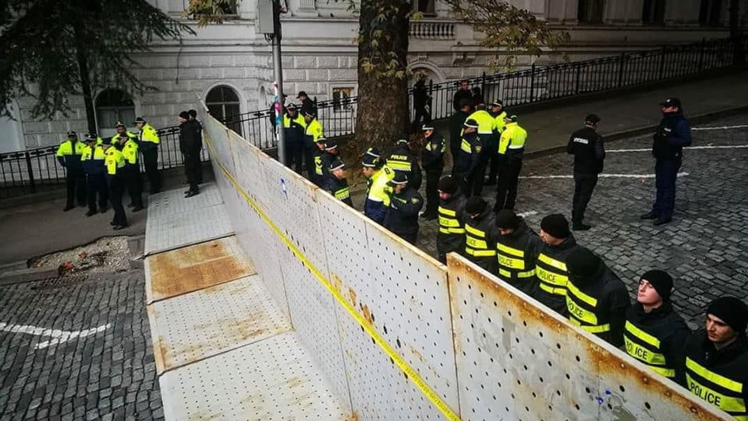 «Берлинская стена» в Тбилиси: полиция возвела металлические заграждения вокруг здания парламента Грузии