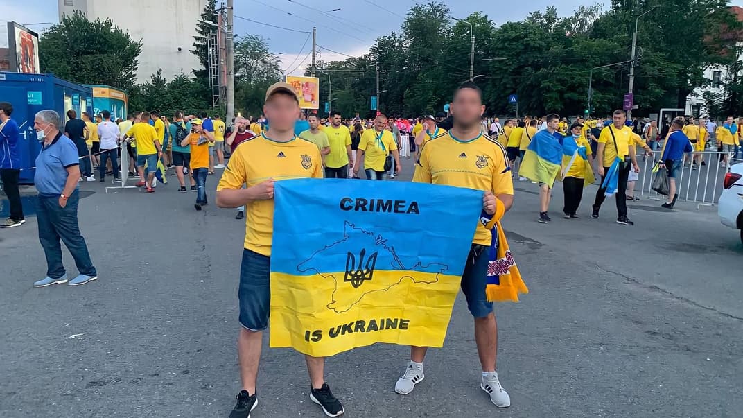 Флаг, с которым не пустили украинских болельщиков на стадион
