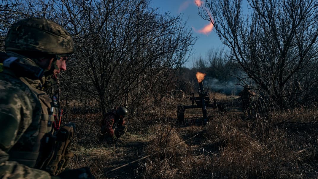 Українські військові ведуть вогонь по позиціях російських окупантів на передовій біля Бахмута, що на Донеччині, 6 грудня 2022 року