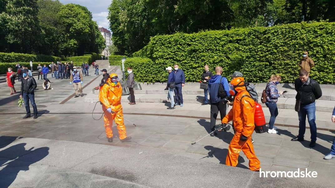 Парк Вічної Слави продезінфікували після того, як там поклали квіти, Київ, 9 травня 2020 року