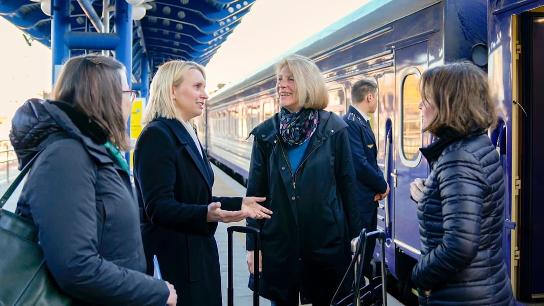 Заступниця державного секретаря Сполучених Штатів Карен Донфрід у Києві (друга зліва)