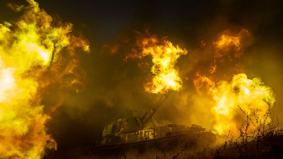 Українська артилерія веде вогонь по російських військах на лінії фронту в Харківській області, 24 грудня 2022 року