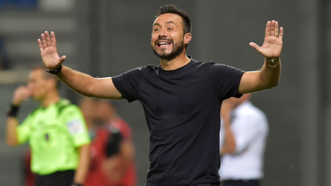 На тот момент тренер «Сассуоло» Роберто Де Дзерби во время футбольного матча на стадионе «Мапей», Италия, 1 сентября 2019 года