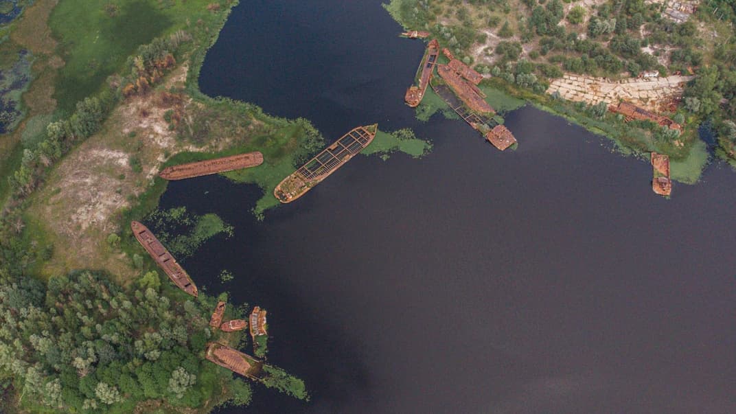 Вид на затоплені кораблі в річці Прип'ять у Чорнобильській зоні