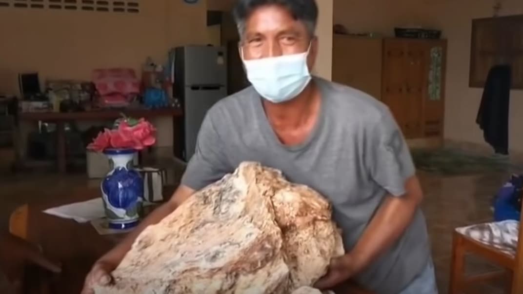 Рыбак из Таиланда Наронг Петчхарай держит в руках 30-килограммовый кусок амбры, 30 сентября 2021 года