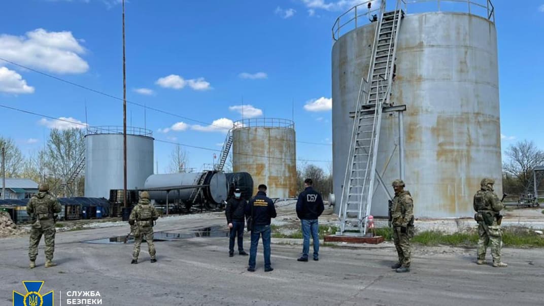 В Днепропетровской области выявили нелегальный нефтеперерабатывающий завод, производивший ежедневно десятки тонн топлива