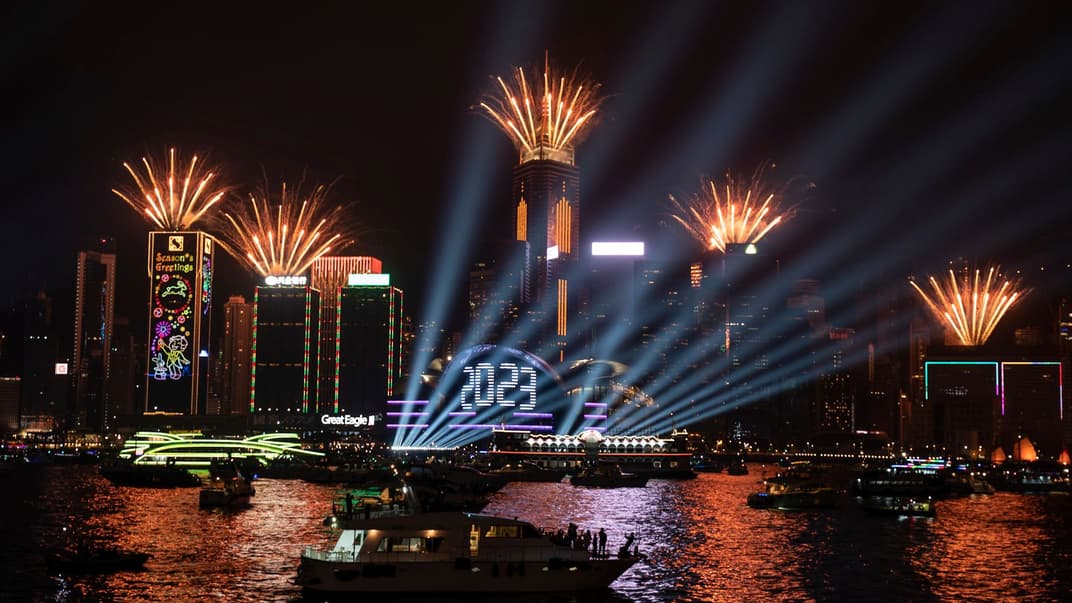 Фейерверк над портом «Виктория» в Гонконге, Китай