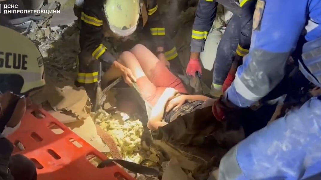 Спасатели достают человека из-под завалов дома после российского обстрела