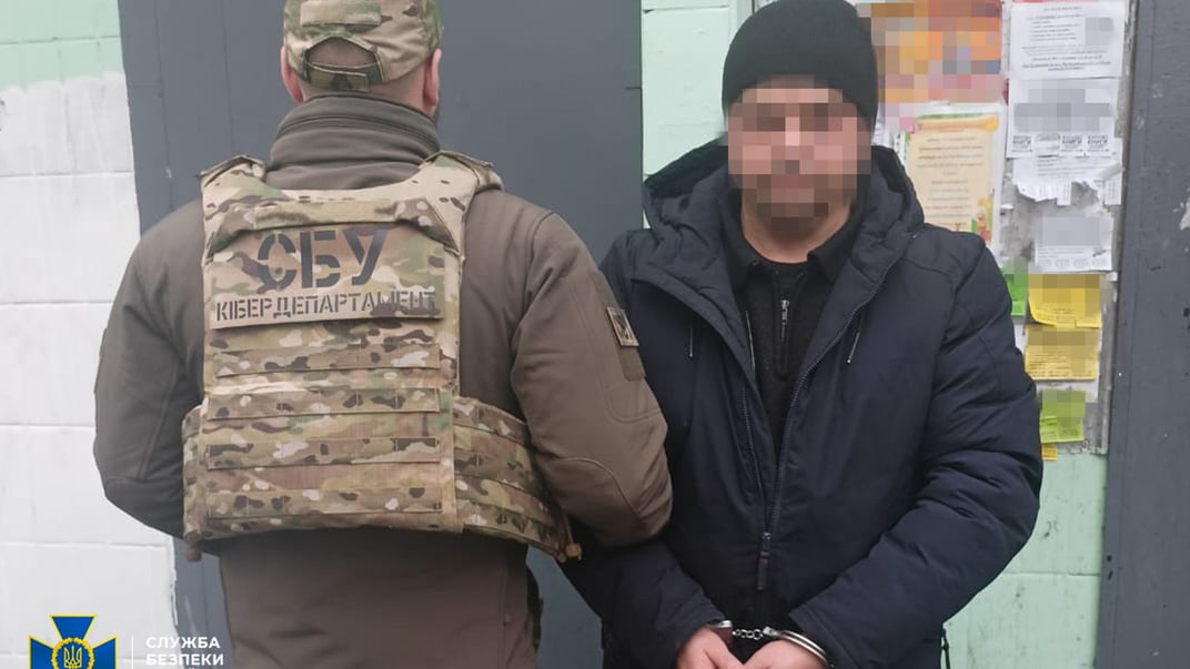 Затримання підозрюваного у наведенні ударів рф по Києву та Харківщині