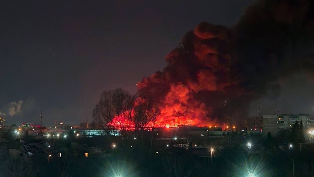 Пожар на складе в Новосибирске вечером 12 декабря