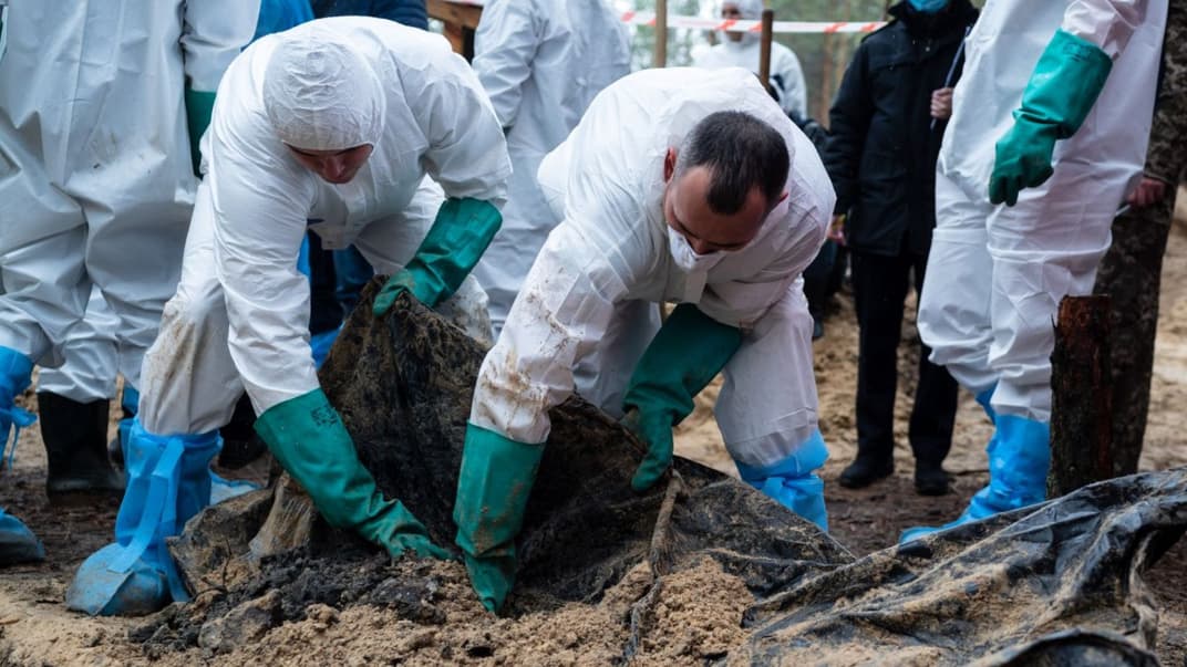 Эксгумация массового захоронения убитых оккупантами жителей города Изюм, Харьковская область, 23 сентября 2022 года
