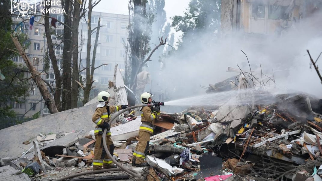 Рятувальники працюють на місцях влучання в Києві