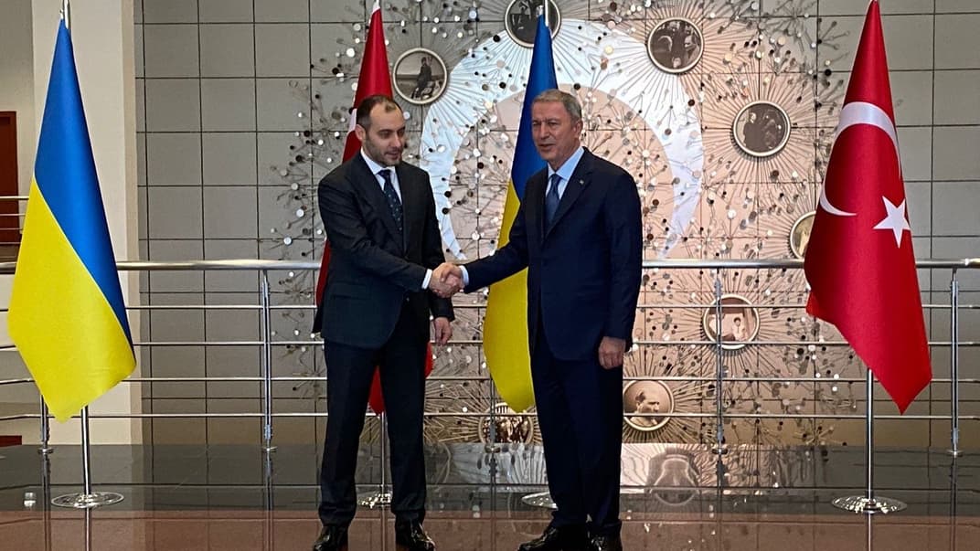 Министр обороны Турции Хулуси Акар встретился с министром инфраструктуры Украины Александром Кубраковым, Стамбул, 16 октября 2022 года