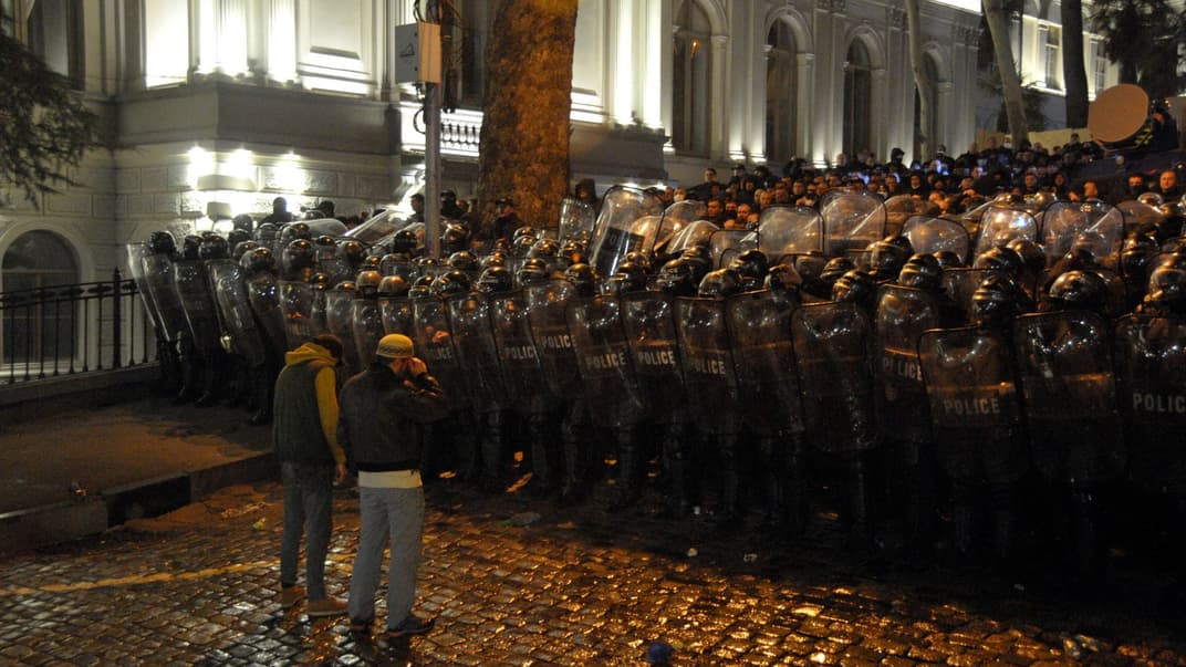 Протестующие стоят напротив полицейских в Тбилиси, 7 марта 2023 года