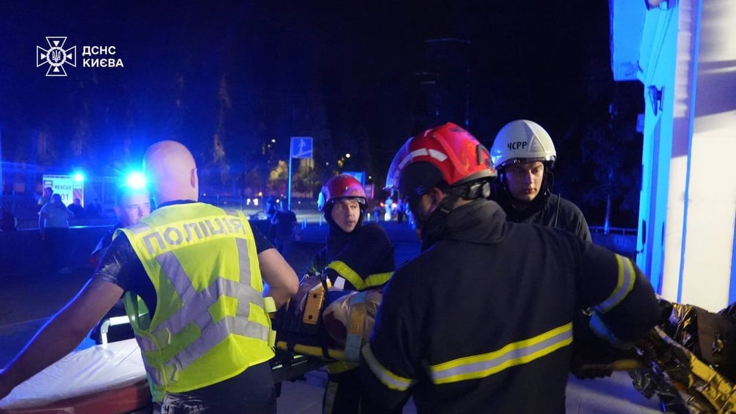 Рятувальники передають медикам хлопця, який потрапив на колії на станції метро «Університет» у Києві