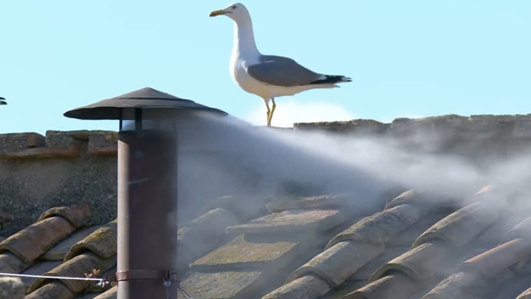 Із димаря над Сикстинською капелою у Ватикані пішов білий дим