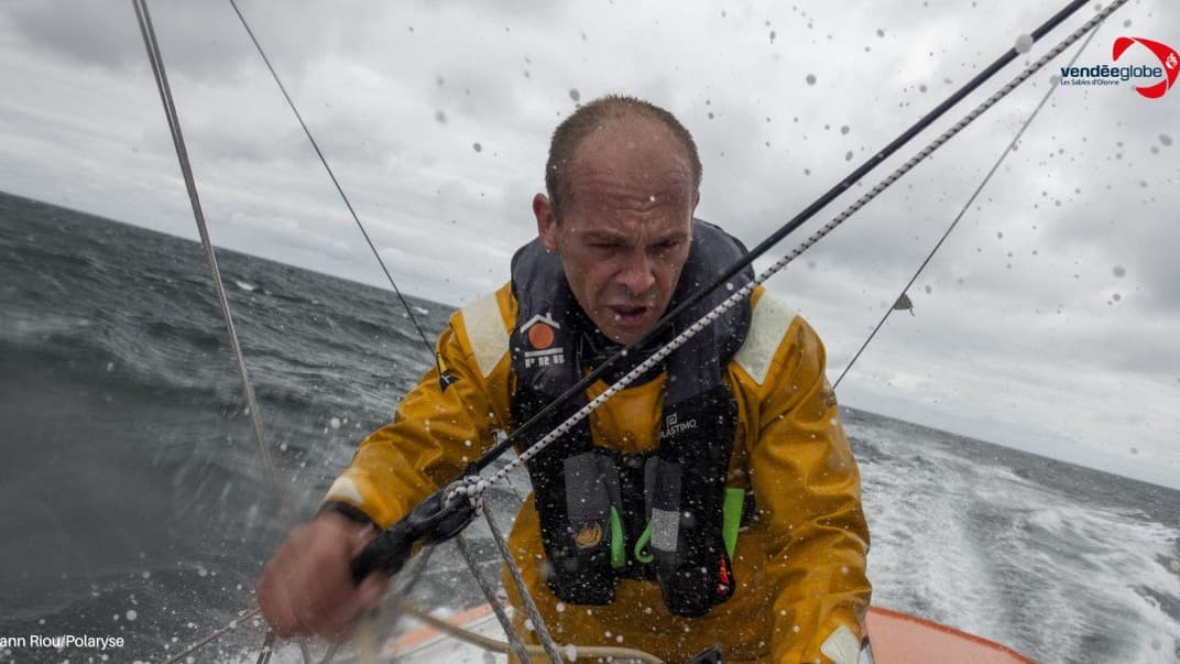 Яхтсмен Кевин Эскофье незадолго до аварии, в которой его яхту разобьет на две части. Мужчина провел более 11 часов в открытом море, прежде чем его спасли