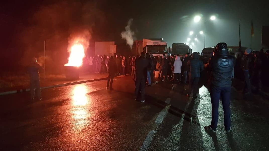 Власники авто на єврономерах заблокували проїзд на кордоні з Україною, 25 листопада 2018