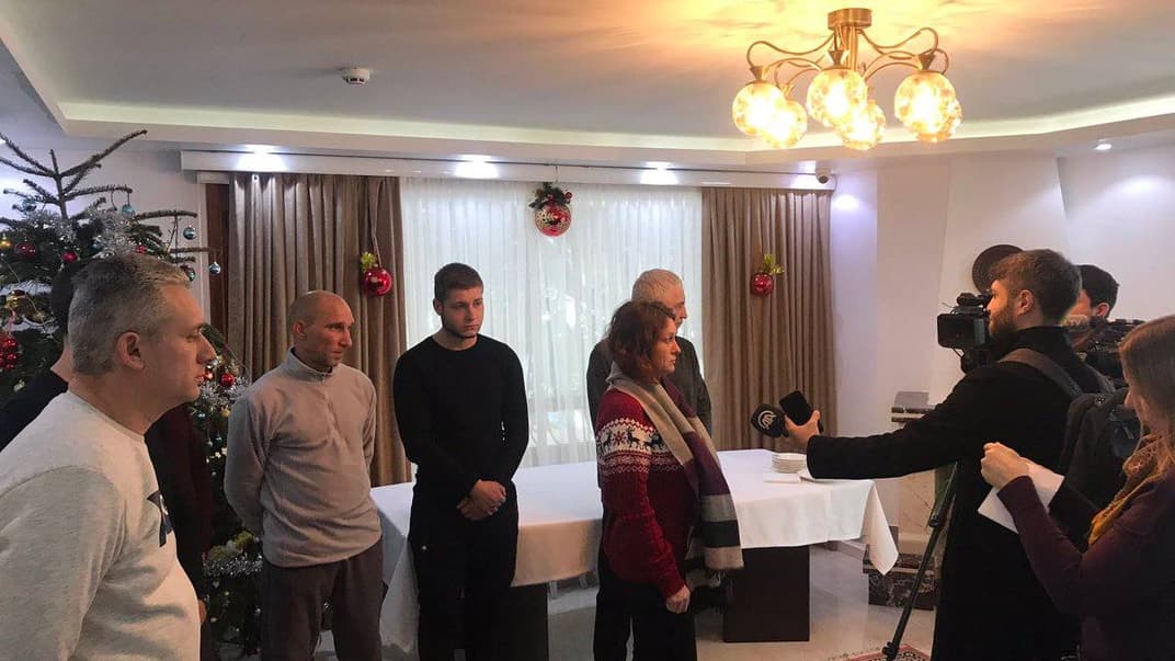 Врятовані із затонулого біля Туреччини судна українські моряки вже перебувають в посольстві України в Анкарі