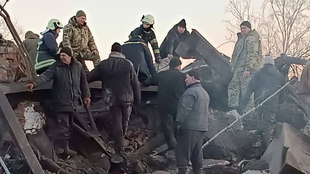 Последствия попадания авиаракет в промышленное здание в районе Семеновки Черниговской области, 8 февраля 2023 года