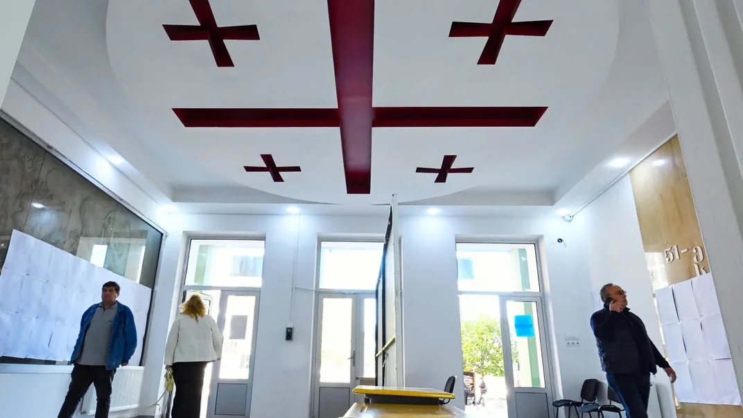 Грузини голосують на місцевих виборах на виборчій дільниці в Тбілісі, 4 жовтня 2025 року