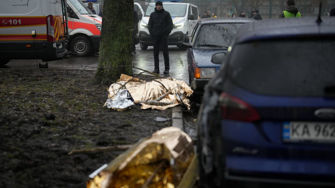 Тела погибших на месте падения вертолета ГСЧС в Броварах, Киевская область, 18 января 2023 года