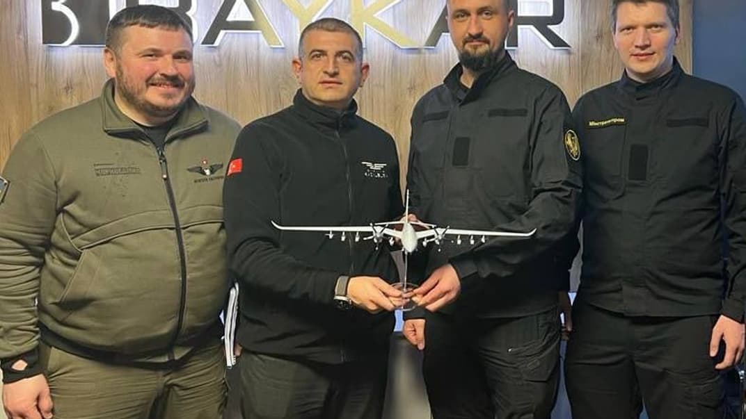 Гендиректор компании Baykar Defence Халюк Байрактар (в центре слева) и министр стратегической промышленности Александр Камышин (в центре справа)
