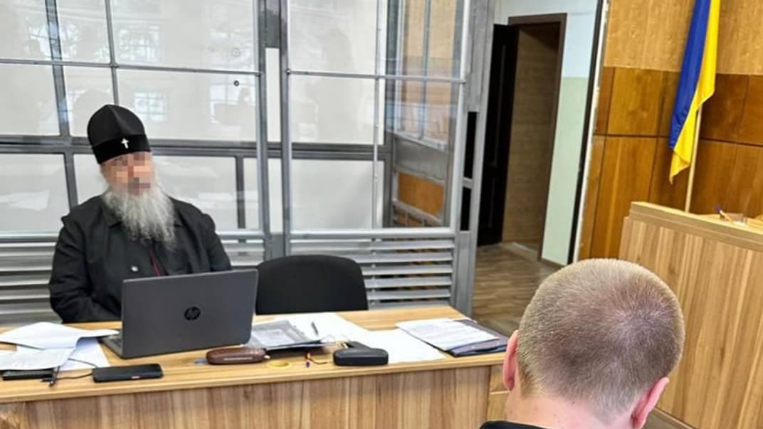 Митрополит Арсеній у залі суду
