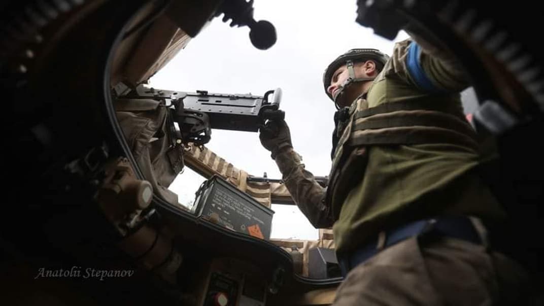 Український військовослужбовець на полі бою