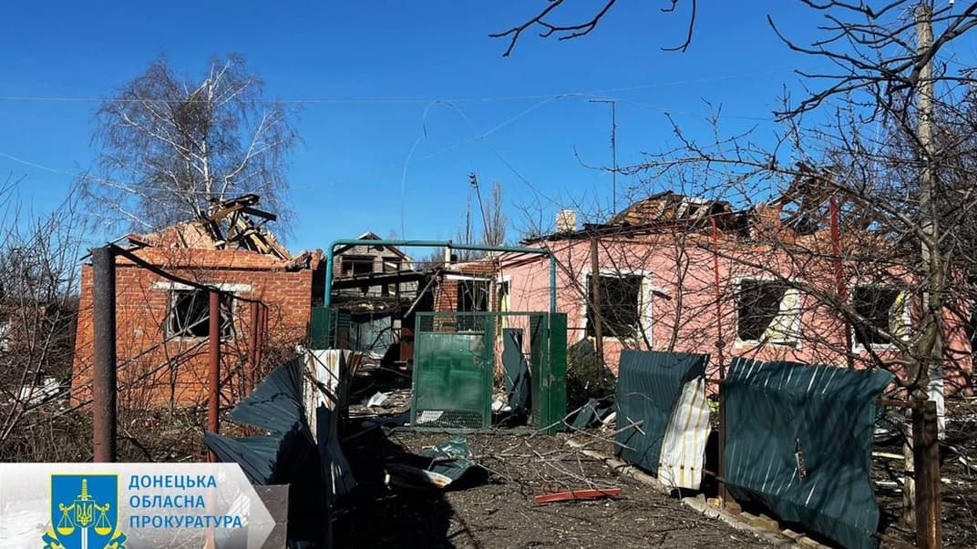 Разрушение в результате российских обстрелов в Донецкой области