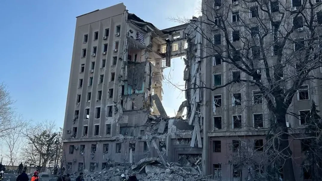 Будівля Миколаївської ОДА після російського удару Будівля Миколаївської ОДА після російського удару