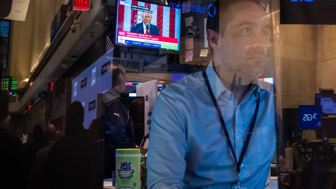 Ілюстративне фото. Трейдери працюють на Нью-Йоркській фондовій біржі (NYSE), 2 квітня 2025 року