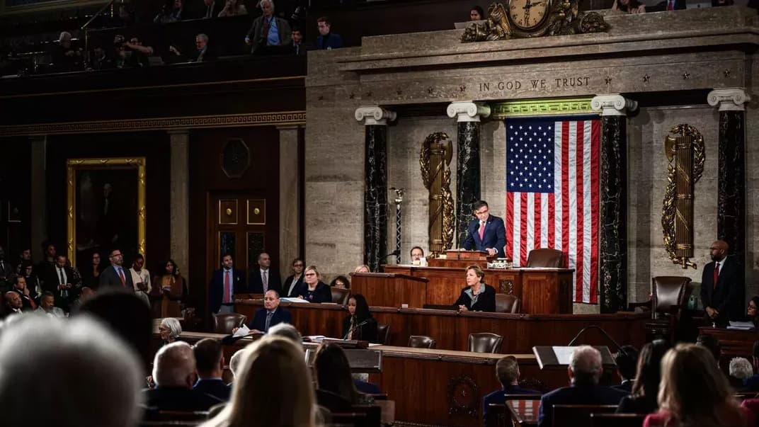 Ілюстративне фото. Зал засідань Палати представників Конгресу США, за трибуною — спікер Майк Джонсон