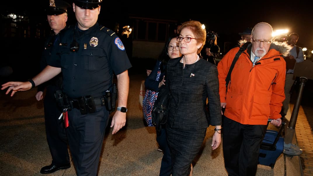 Экс-посол США в Украине Мари Йованович прибыла к зданию Конгресса, чтобы свидетельствовать по делу об импичменте президенту США Дональду Трампу. 11 октября 2019 года