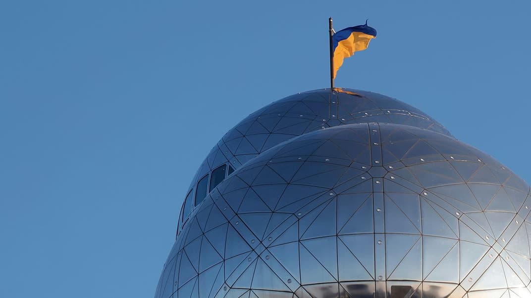 Прапор України на верхівці Брюссельського Атоміуму під час події, присвяченій збору коштів українцям. 10 березня, 2022 рік