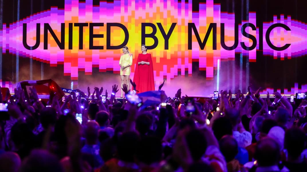 Ведучі на сцені другого півфіналу пісенного конкурсу «Євробачення» в Мальме, Швеція, 9 травня 2024 року