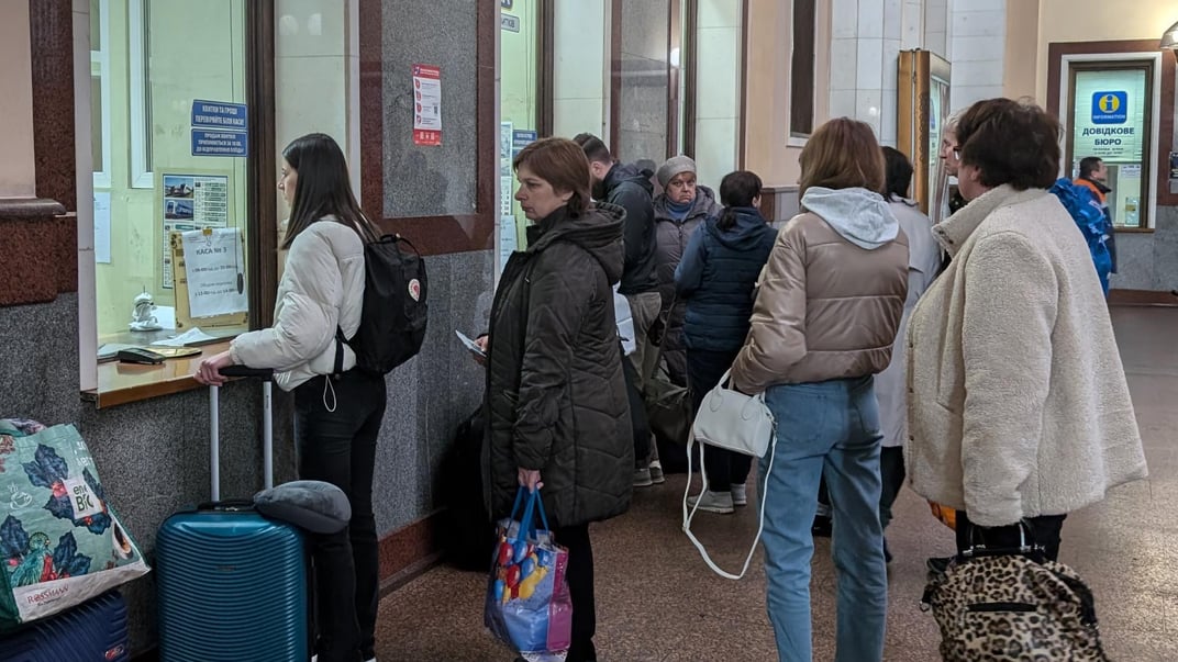 Люди у черзі за паперовими квитками на залізничному вокзалі у Львові