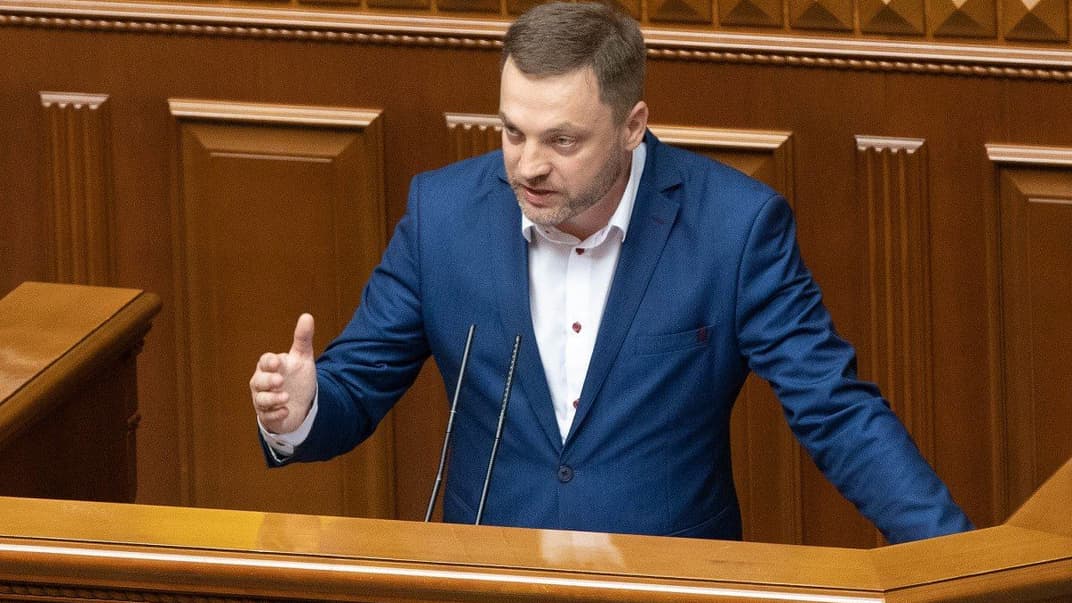 Новопризначений міністр внутрішніх справ України Денис Монастирський виступає з трибуни парламенту під час засідання Верховної Ради України, 16 липня 2021 року