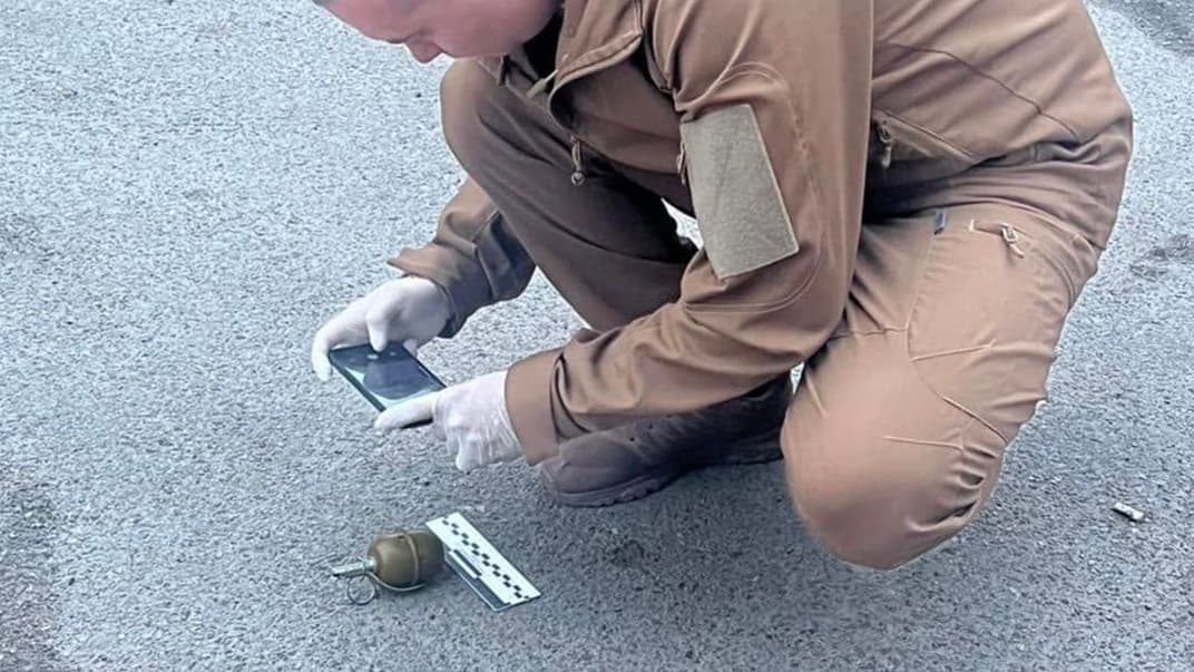 У Чернігові чоловік погрожував відвідувачам магазину предметом, схожим на гранату