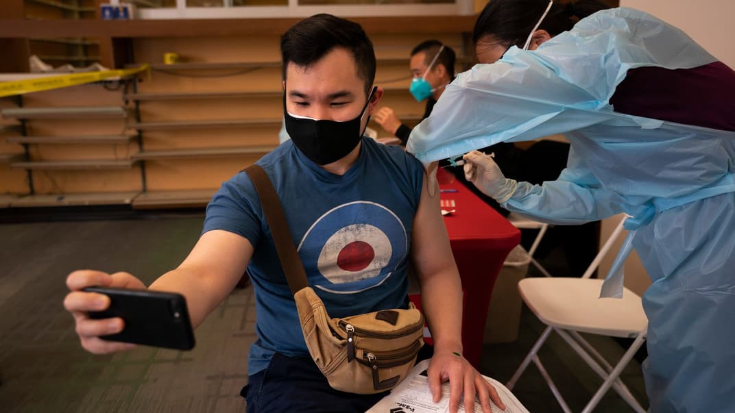 Чоловік робить селфі під час щеплення проти COVID-19, Лос-Анджелес, США, 12 квітня 2021 року