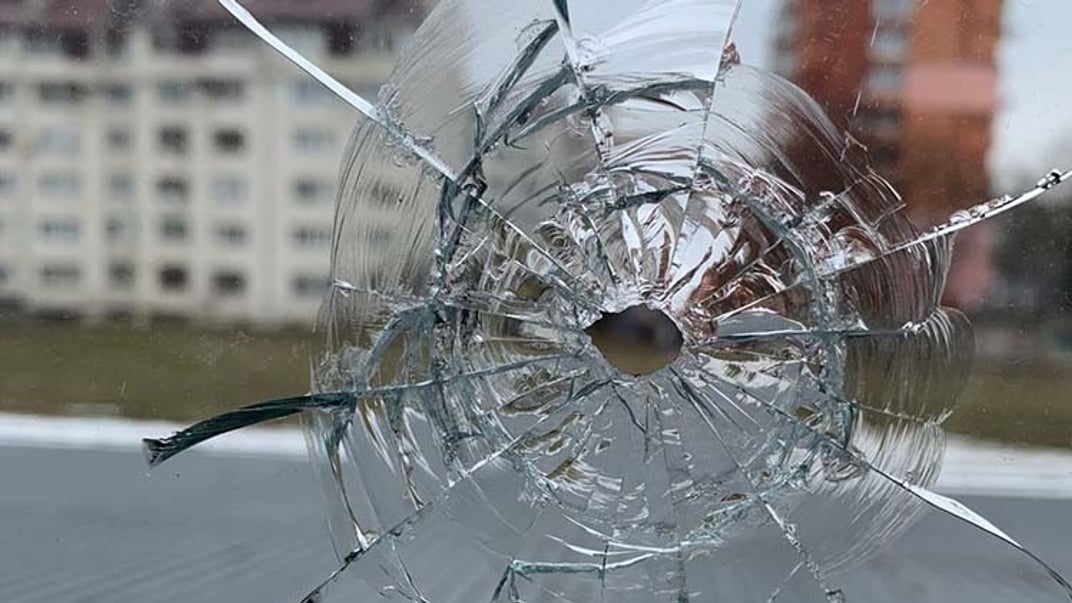 Отвір від імовірного пострілу у вікні єпархіального приміщення УПЦ МП у Тернополі