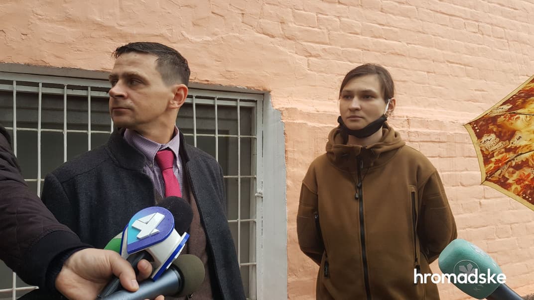 Подозреваемая по делу об убийстве Павла Шеремета Яна Дугарь (справа) и ее адвокат Денис Ломанов возле Печерского суда, Киев, 25 мая 2020