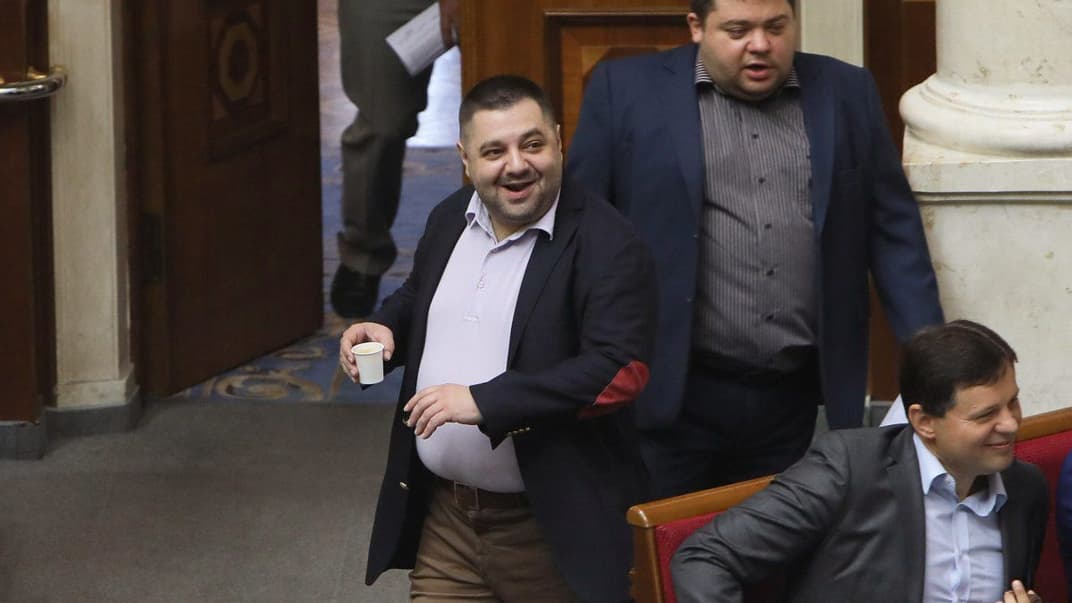 Народный депутат Украины Александр Грановский (слева) в зале заседаний Верховной Рады, Киев, 13 июля 2017 года