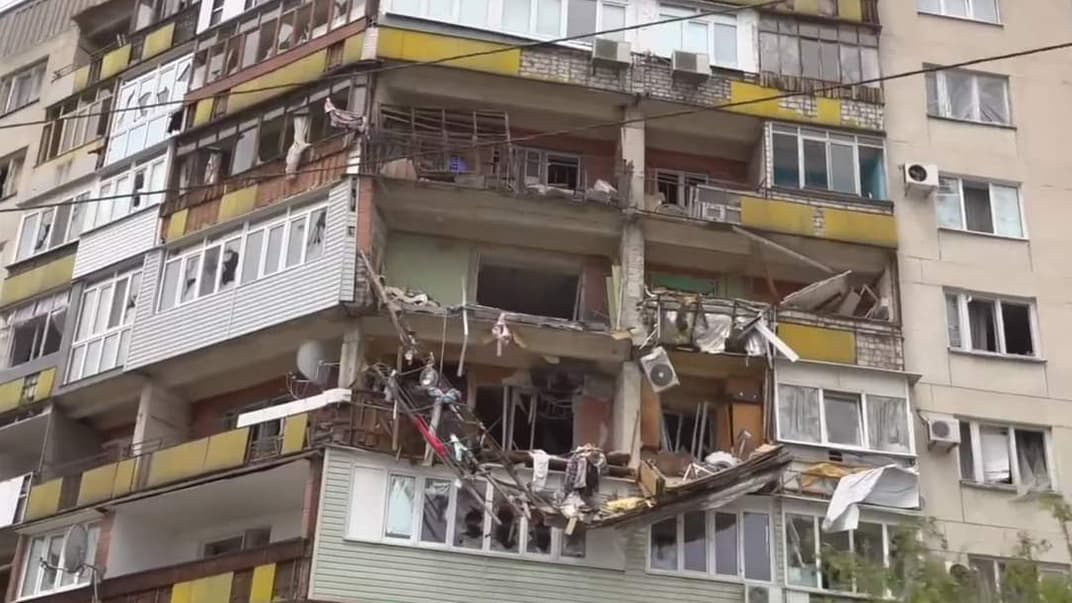 Поврежденный в результате российских обстрелов дом в Луганской области