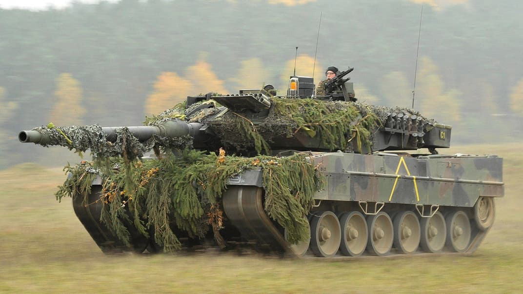 Німецький Leopard 2A6 під час маневрів на швидкості