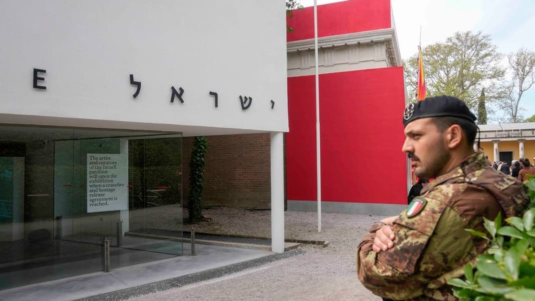 Итальянский солдат стоит перед закрытым национальным павильоном Израиля на Венецианской биеннале, 16 апреля 2024 года
