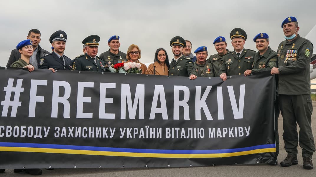 Нацгвардеец Виталий Маркив фотографируется вместе с коллегами из батальона оперативного назначения имени генерала Кульчицкого: они кричат «Слава Украине!», позируя для совместного фото в аэропорту «Жуляны», Киев, 4 ноября 2020 года